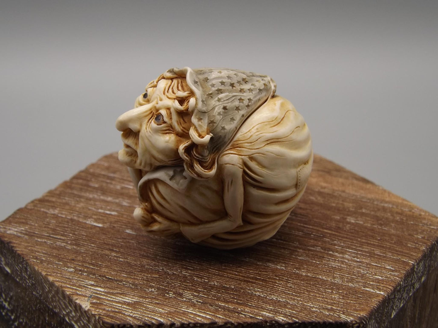 Harmony Kingdom Hilda Witch Figurine: Roly Poly Treasure Jest