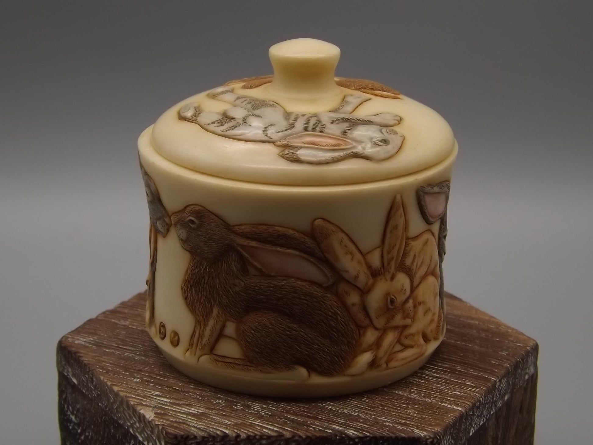 Vintage Harmony Ball Kingdom Rabbit Figurine - Ides of March - Jardinia Collection