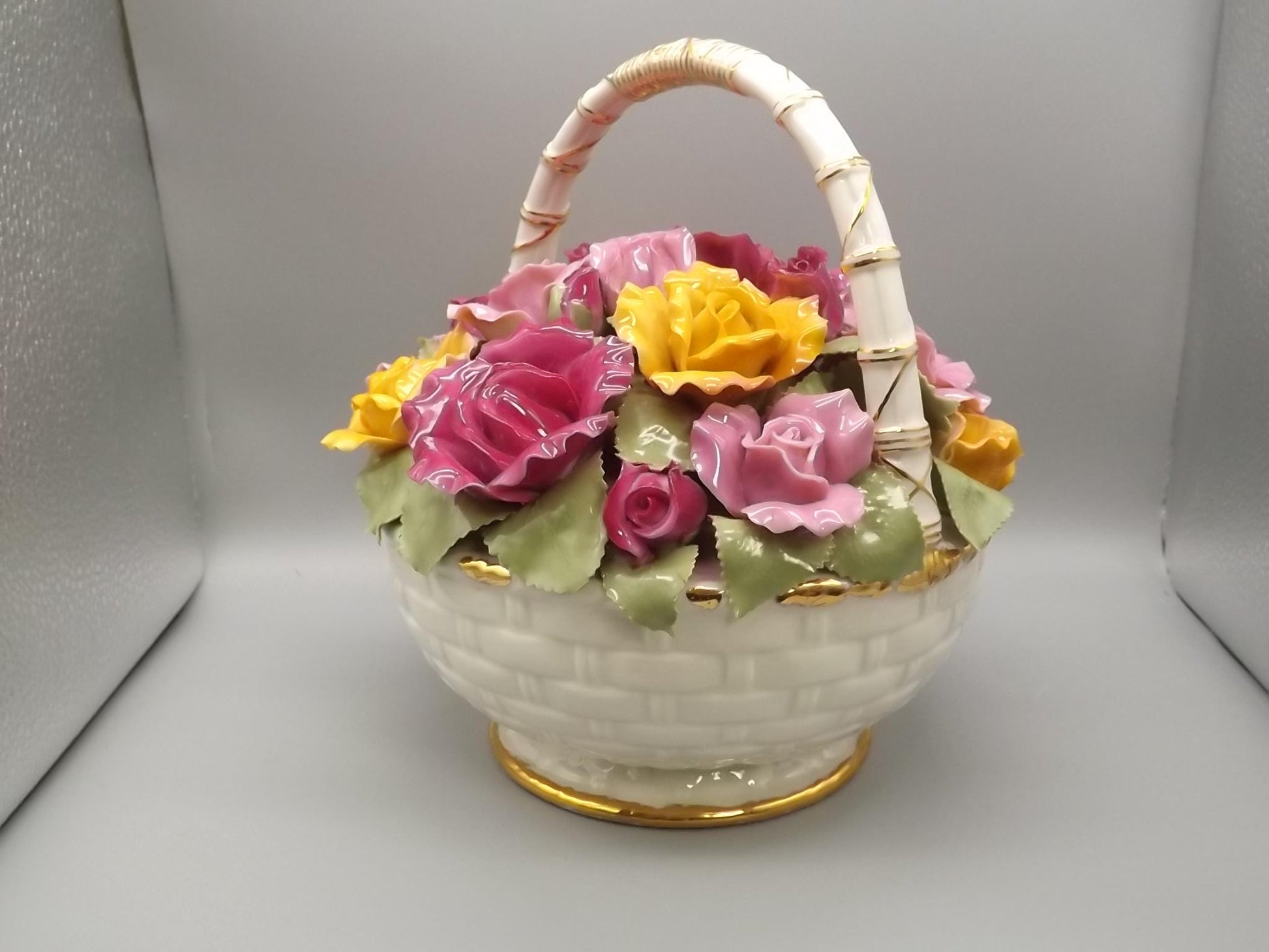 Vintage 1962 Royal Albert "Florist's Music Basket" plays Beethoven's Fur Elise"
