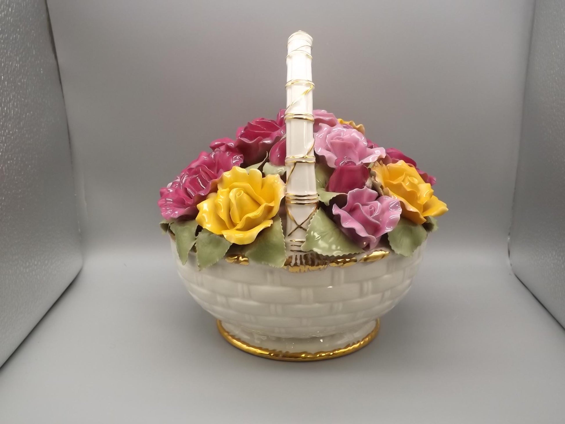 Vintage 1962 Royal Albert "Florist's Music Basket" plays Beethoven's Fur Elise"