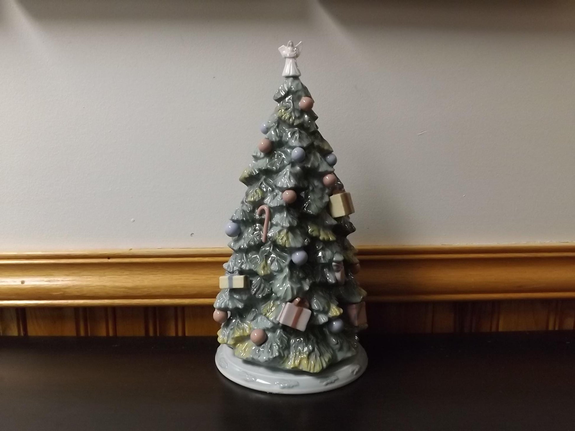 Vintage Lladro "Christmas is Here" Figurine #6670 (2000) with Box. Damaged wing.