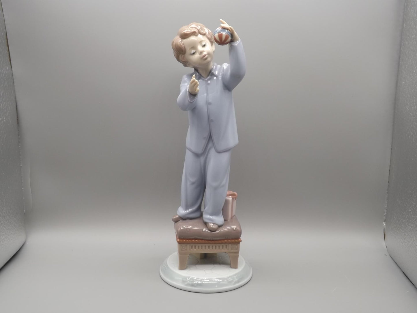 Vintage Lladro "I Love Christmas" Figurine #6672 (2000) with Box.