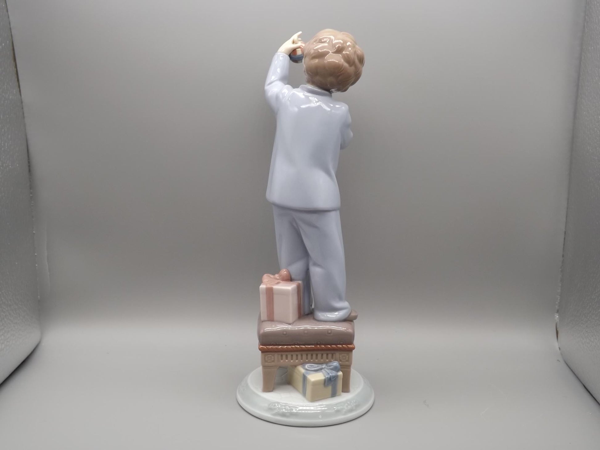 Vintage Lladro "I Love Christmas" Figurine #6672 (2000) with Box.