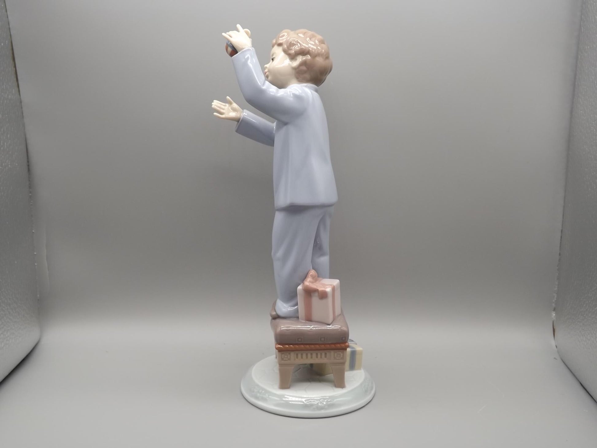 Vintage Lladro "I Love Christmas" Figurine #6672 (2000) with Box.