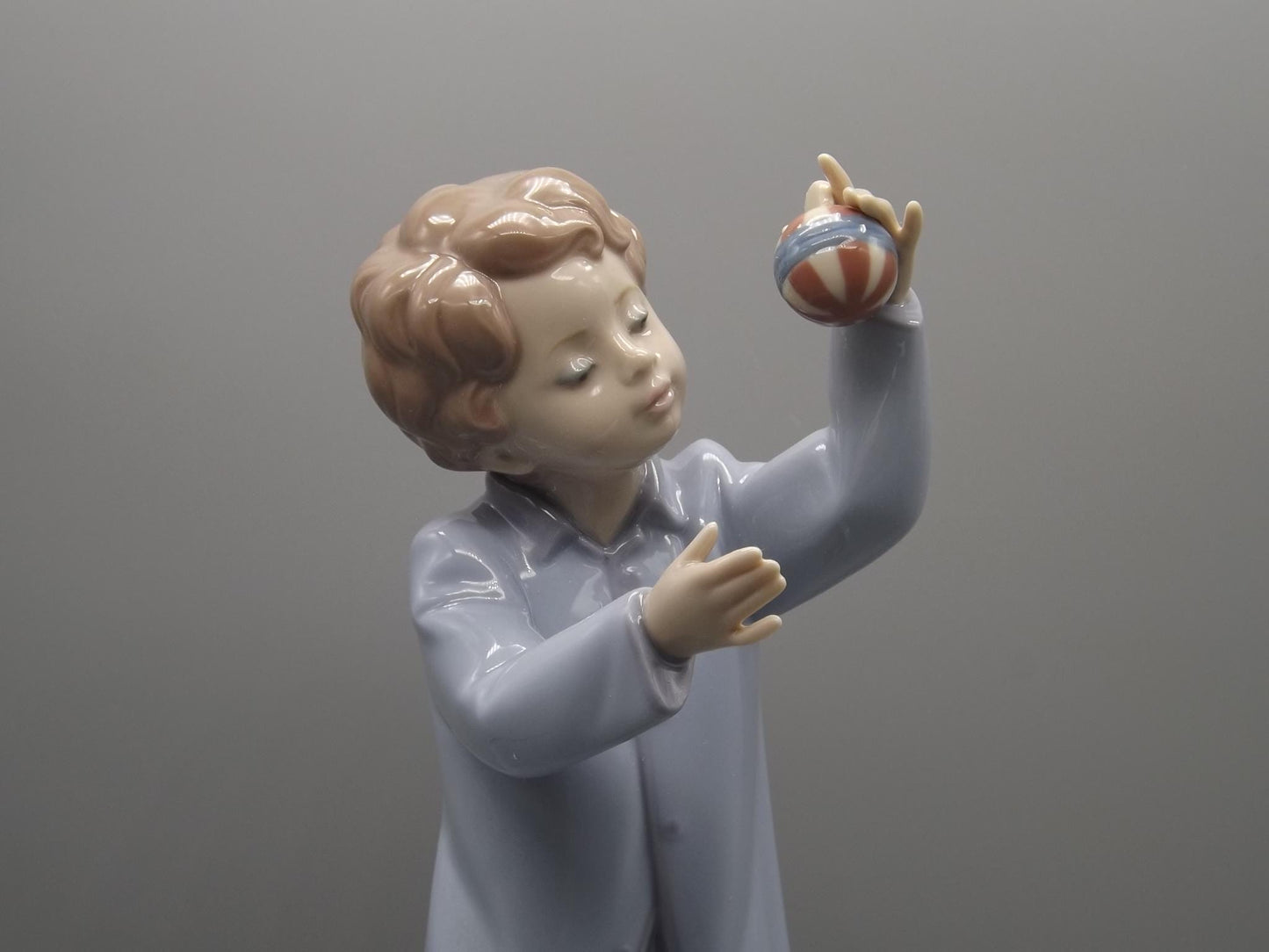 Vintage Lladro "I Love Christmas" Figurine #6672 (2000) with Box.