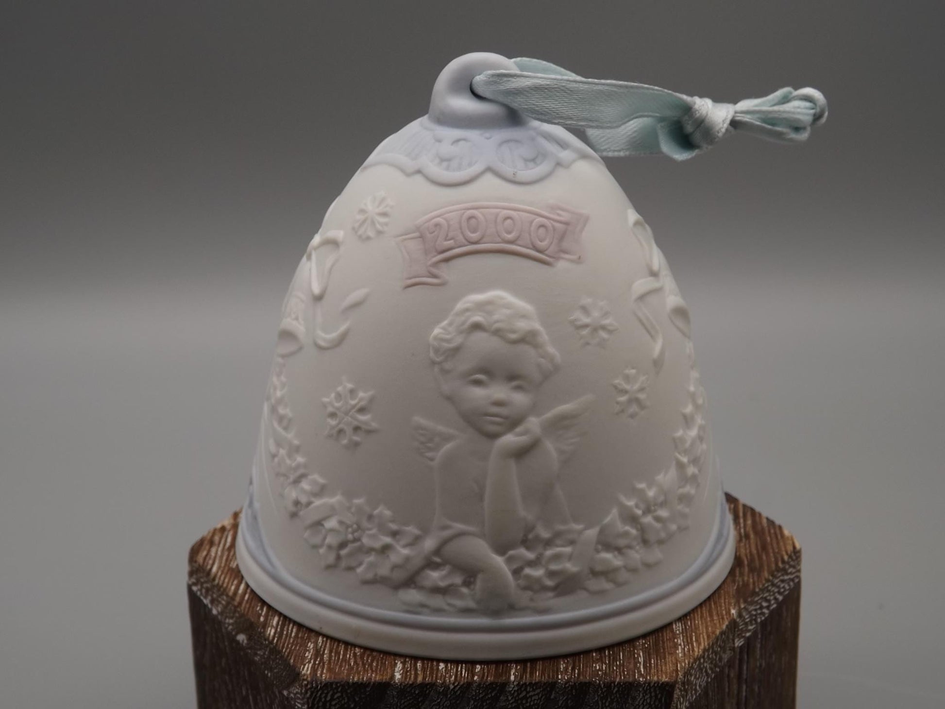 Vintage 2000 Lladro Christmas ornament bell Figurine #16700 (2000) with Box.