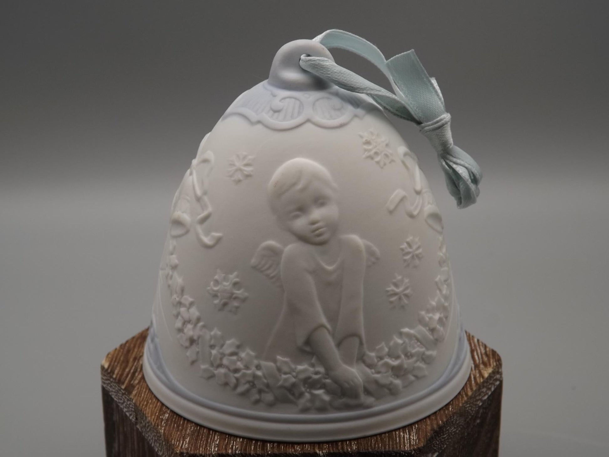 Vintage 2000 Lladro Christmas ornament bell Figurine #16700 (2000) with Box.