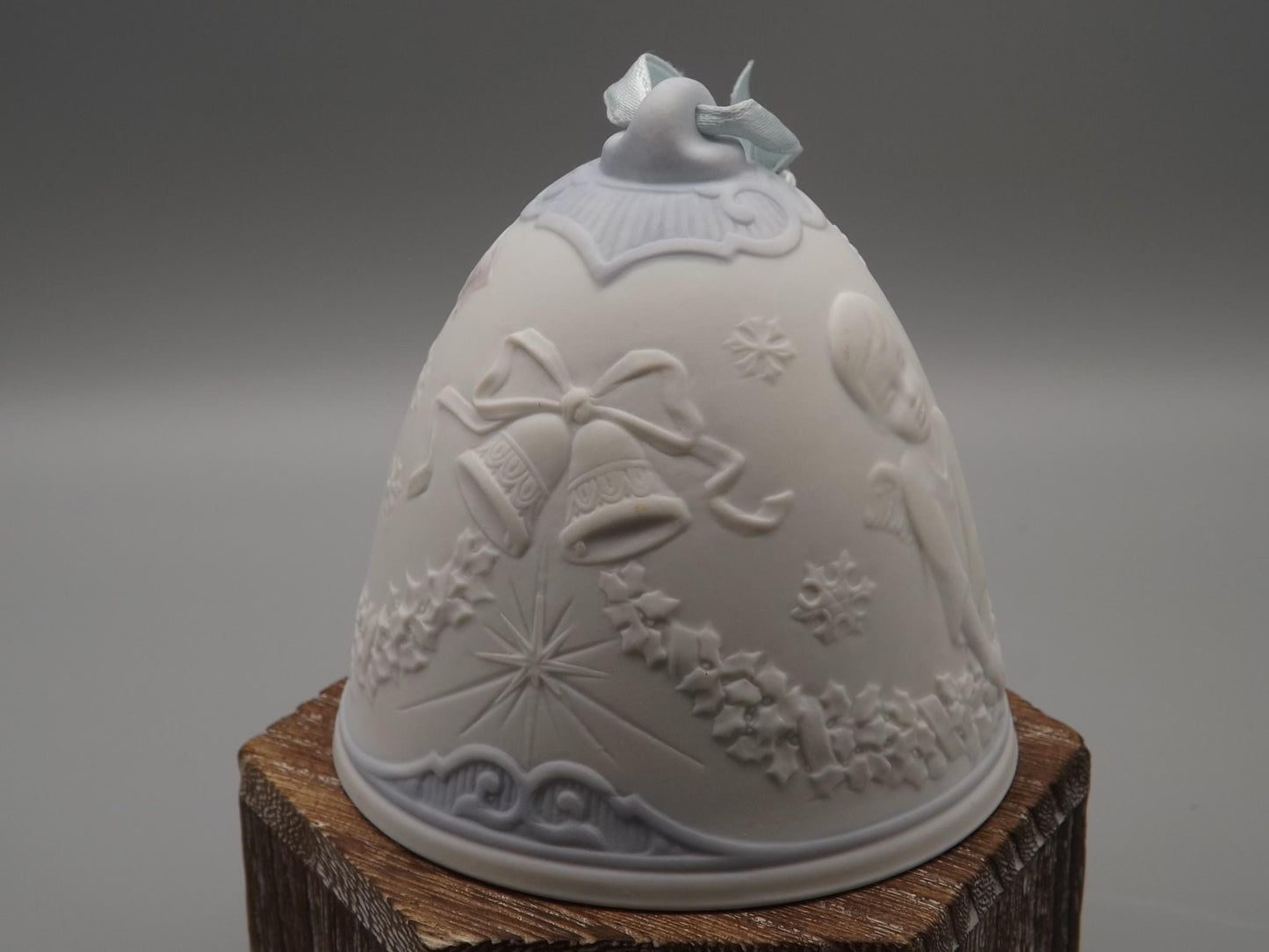 Vintage 2000 Lladro Christmas ornament bell Figurine #16700 (2000) with Box.