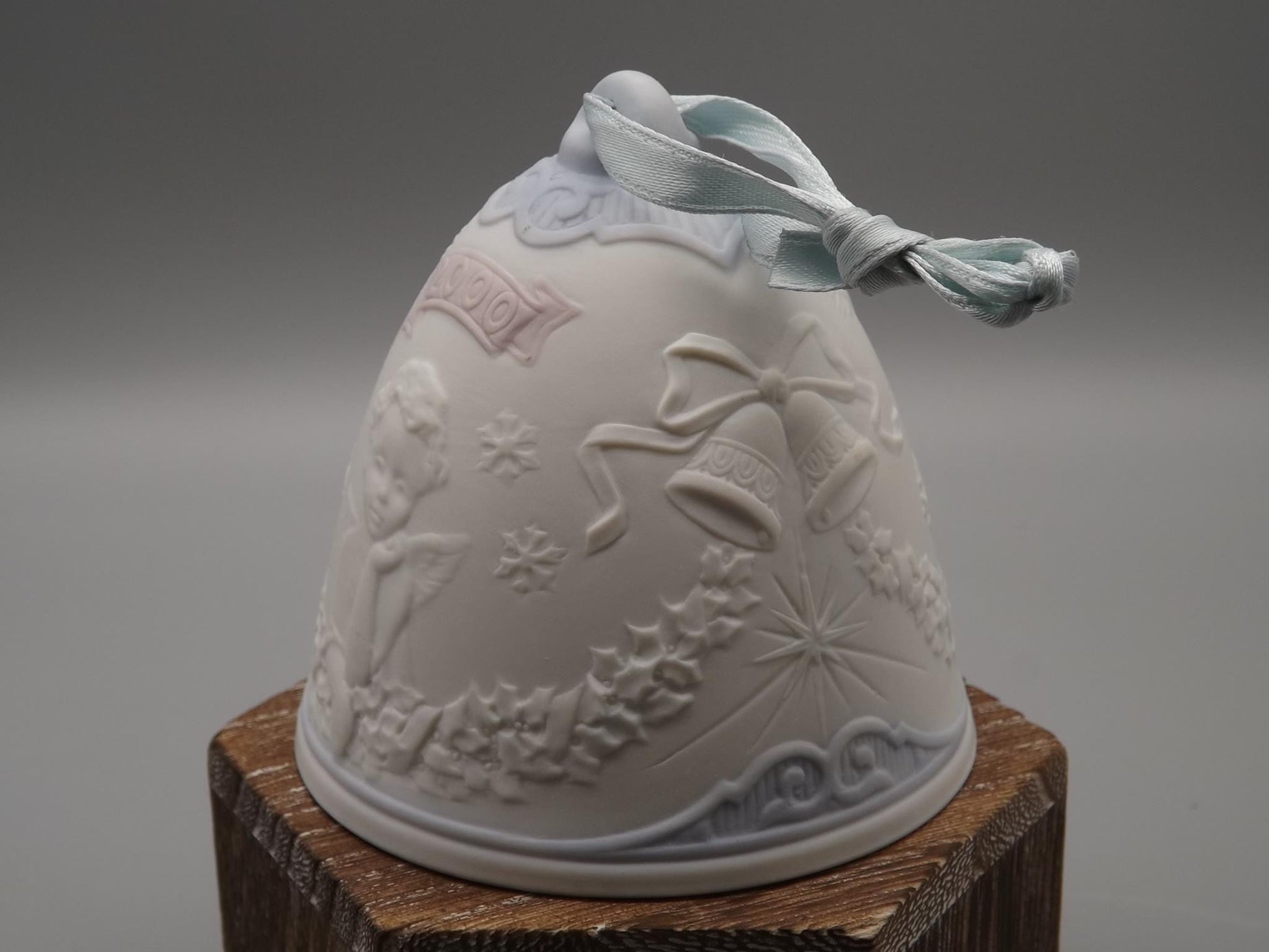 Vintage 2000 Lladro Christmas ornament bell Figurine #16700 (2000) with Box.