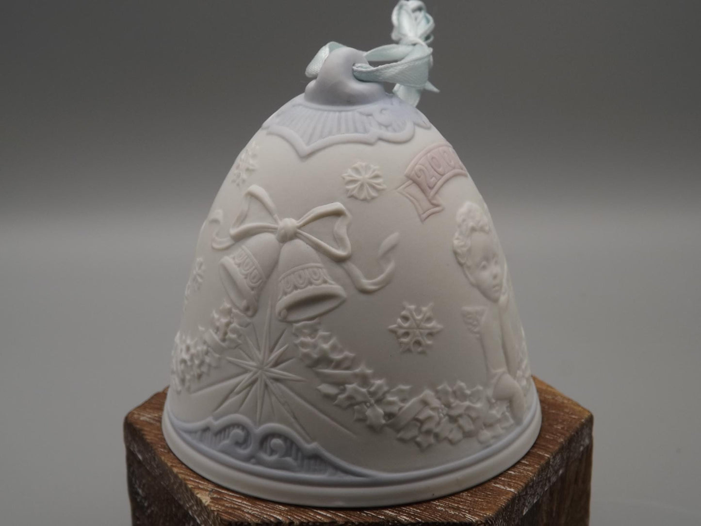 Vintage 2000 Lladro Christmas ornament bell Figurine #16700 (2000) with Box.