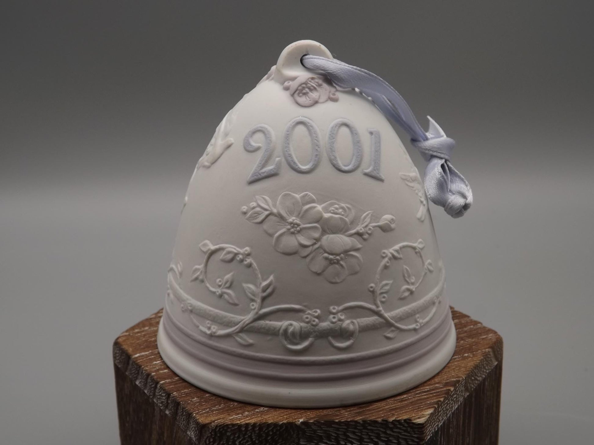 Vintage Lladro Christmas ornament bell Figurine #16718 (2001) with Box.