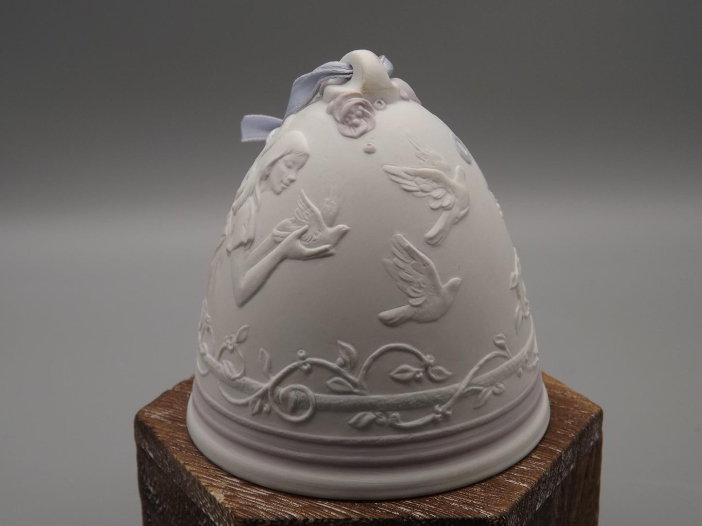 Vintage Lladro Christmas ornament bell Figurine #16718 (2001) with Box.