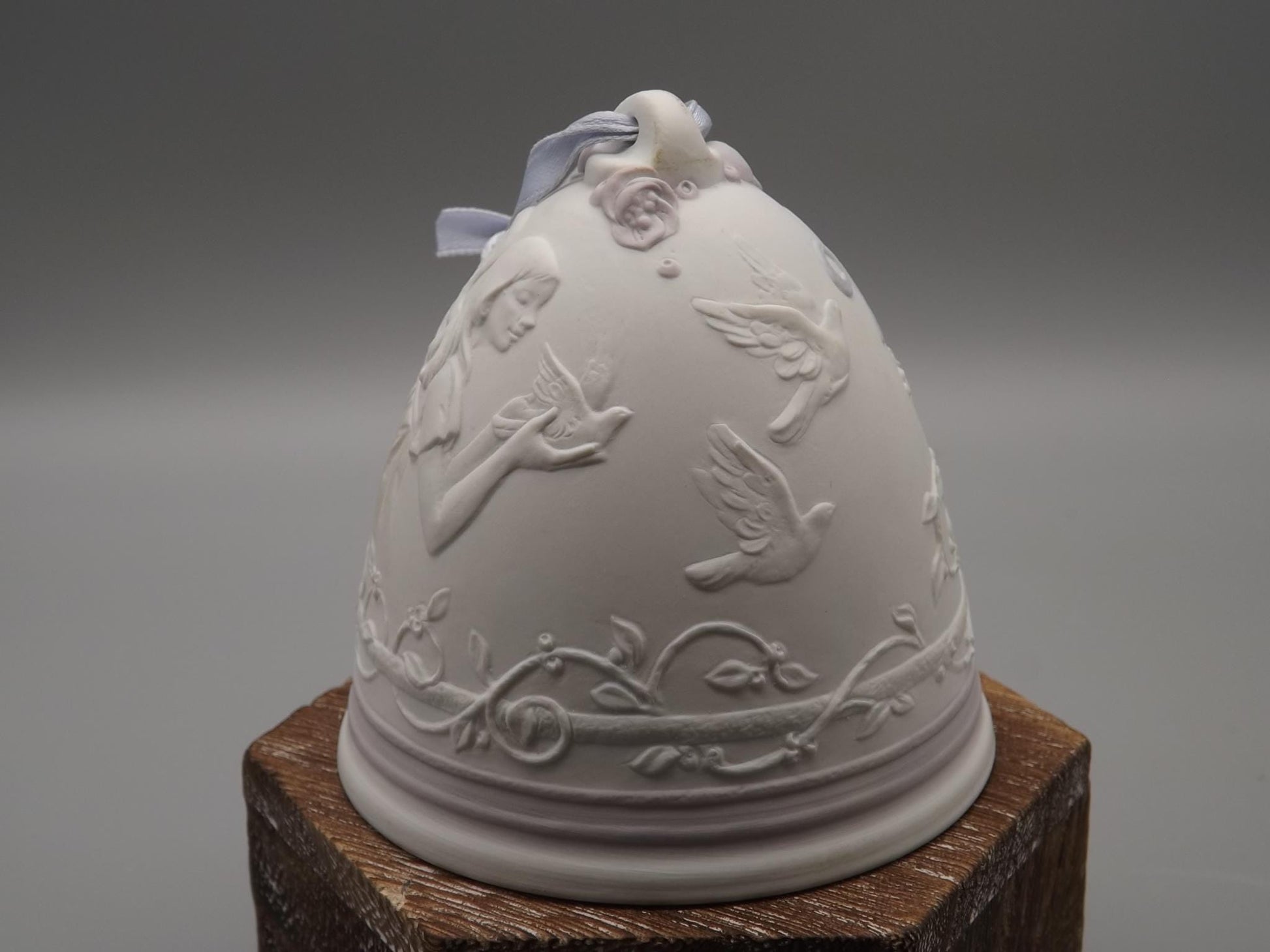 Vintage Lladro Christmas ornament bell Figurine #16718 (2001) with Box.