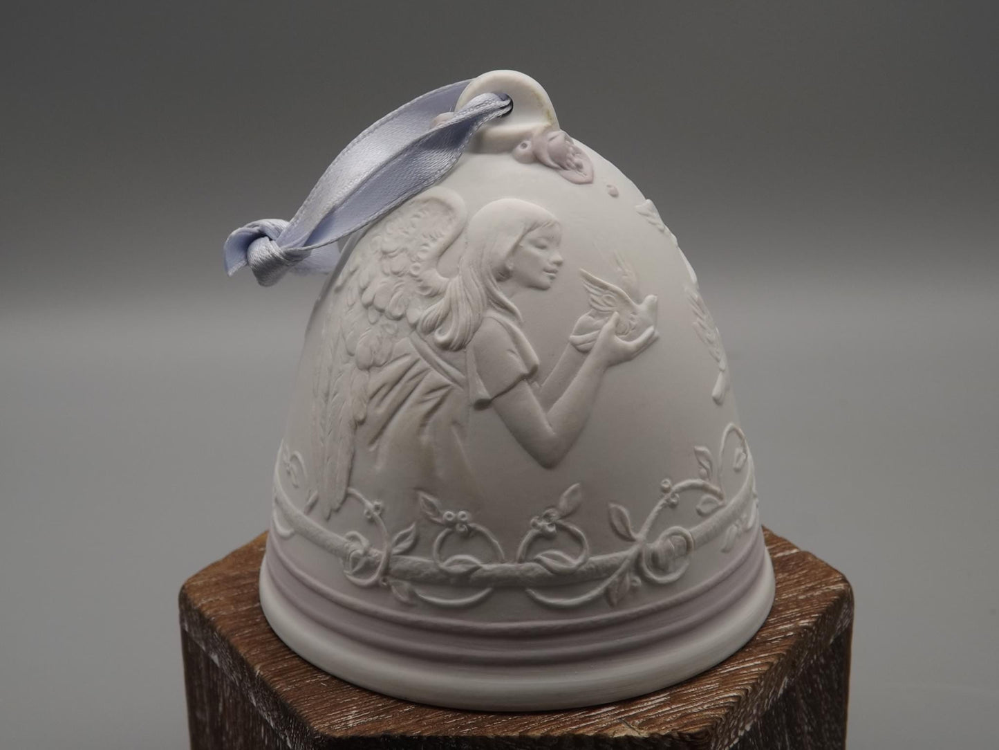 Vintage Lladro Christmas ornament bell Figurine #16718 (2001) with Box.