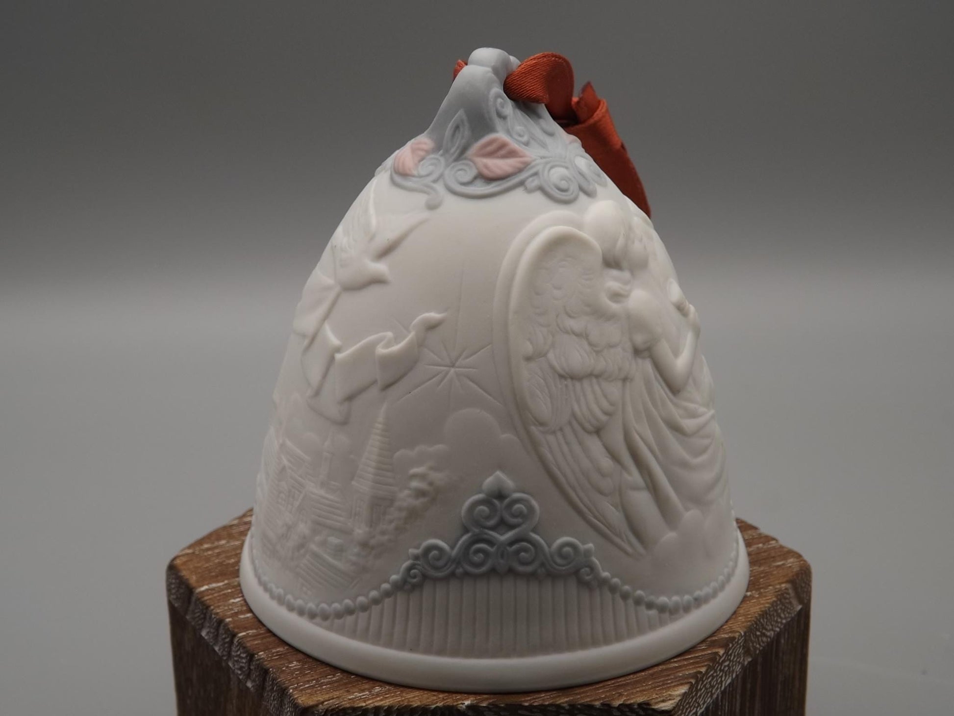 Vintage Lladro Christmas ornament bell Figurine #16723 (2002) with Box.