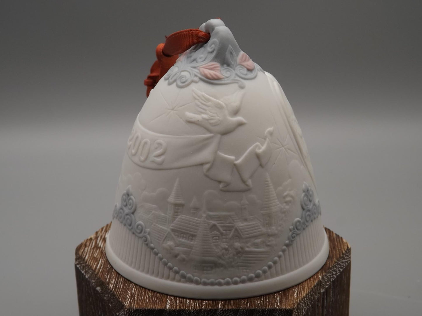 Vintage Lladro Christmas ornament bell Figurine #16723 (2002) with Box.