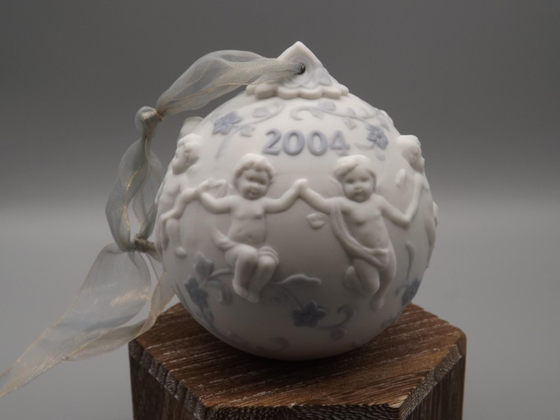 Vintage Lladro Christmas ornament bell Figurine #16736 (2004) with Box.