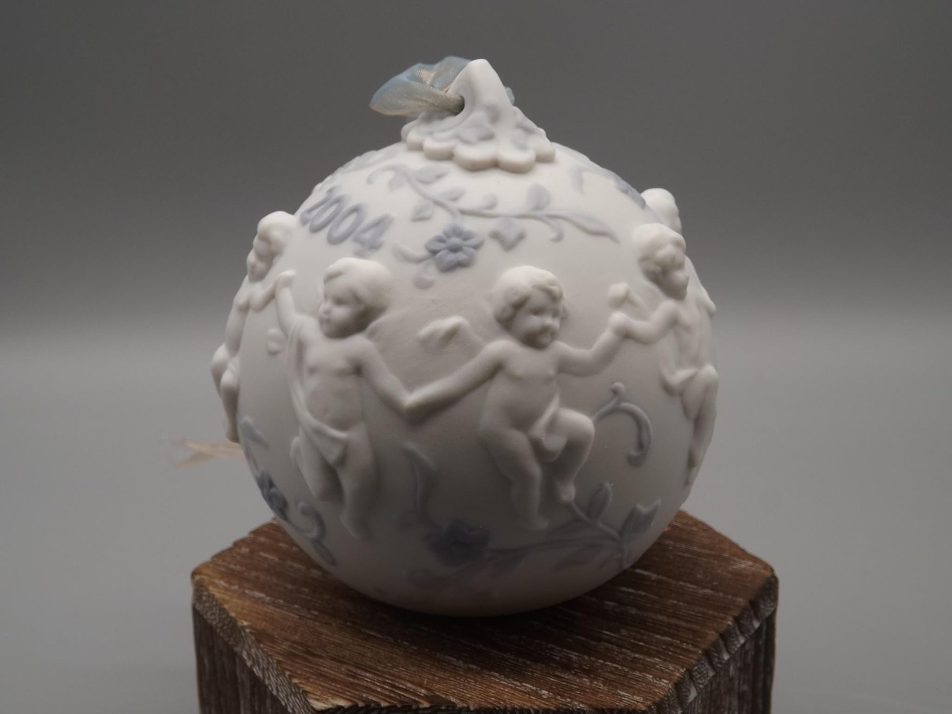 Vintage Lladro Christmas ornament bell Figurine #16736 (2004) with Box.