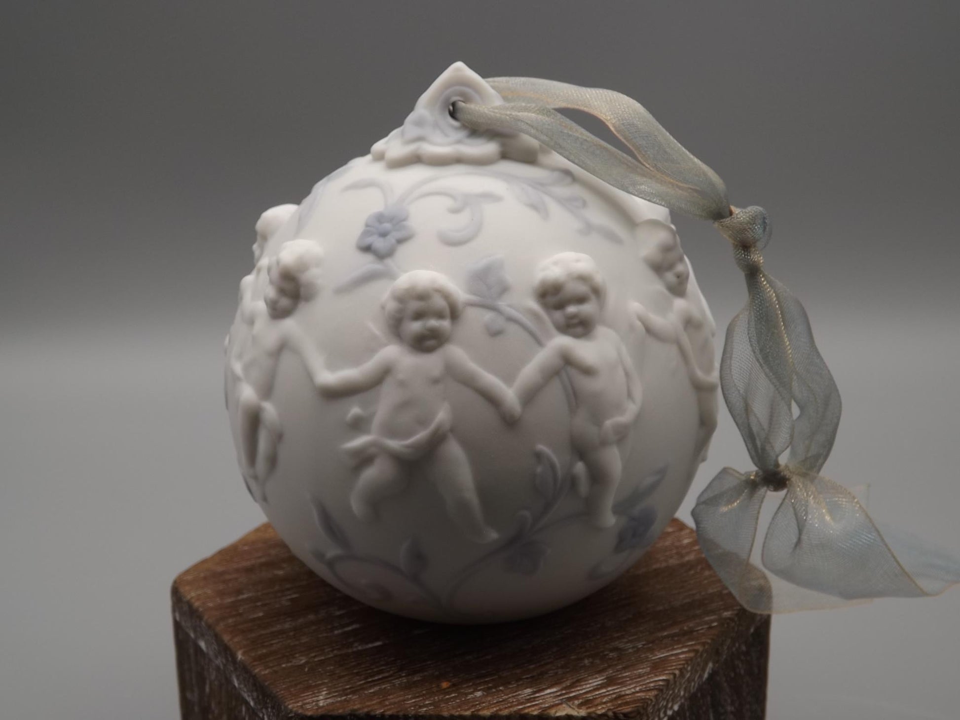 Vintage Lladro Christmas ornament bell Figurine #16736 (2004) with Box.