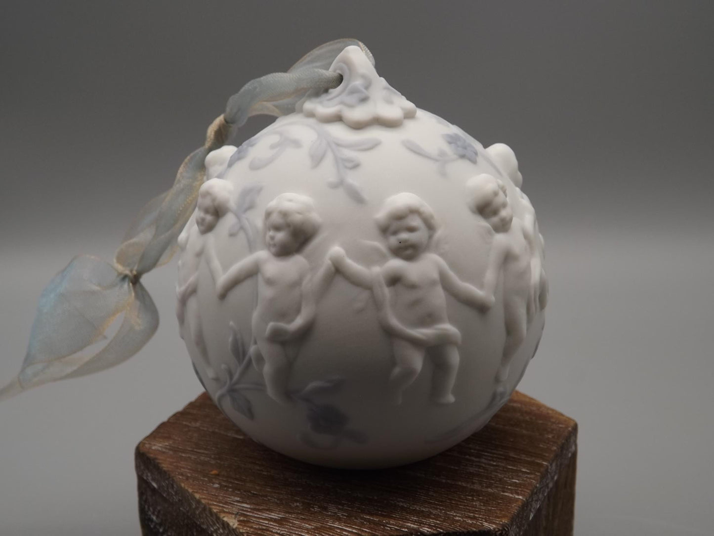 Vintage Lladro Christmas ornament bell Figurine #16736 (2004) with Box.