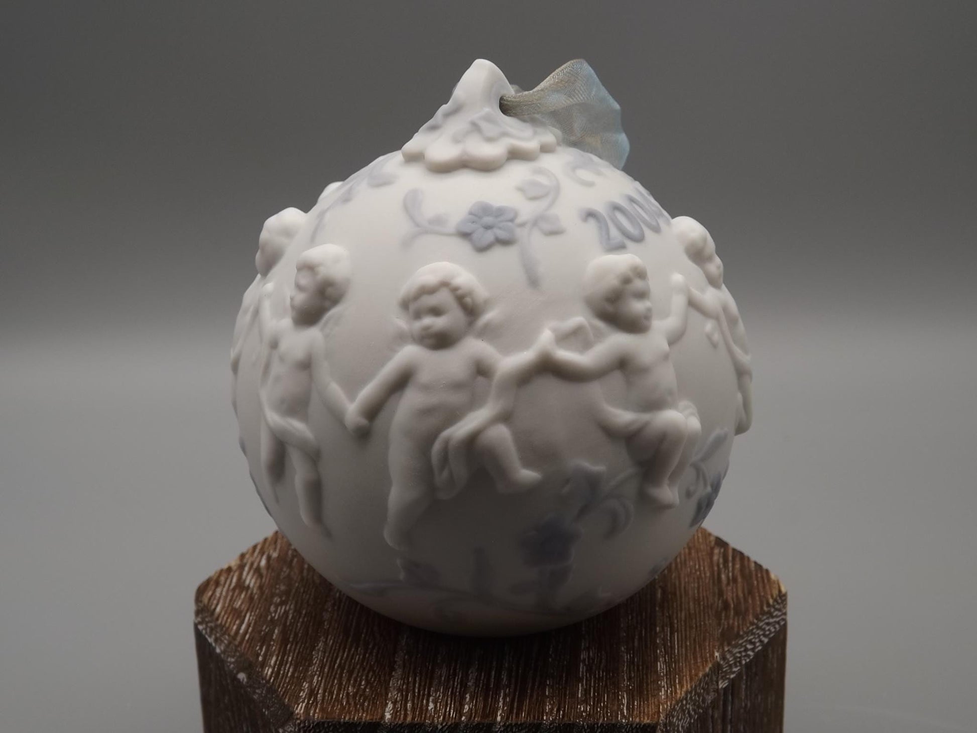 Vintage Lladro Christmas ornament bell Figurine #16736 (2004) with Box.