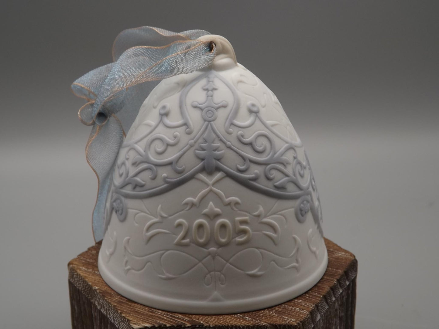 Vintage Lladro Christmas ornament bell Figurine #18125 (2005) with Box.