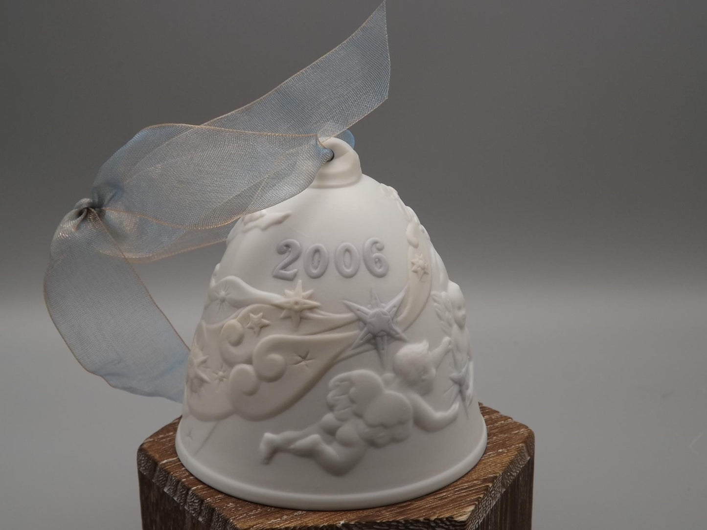 Vintage Lladro Christmas ornament bell Figurine #18222 with Box.