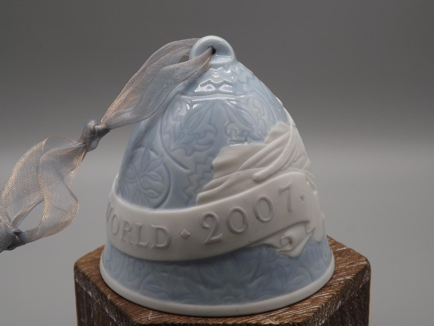 Vintage Lladro Christmas ornament bell Figurine #18310 with Box.