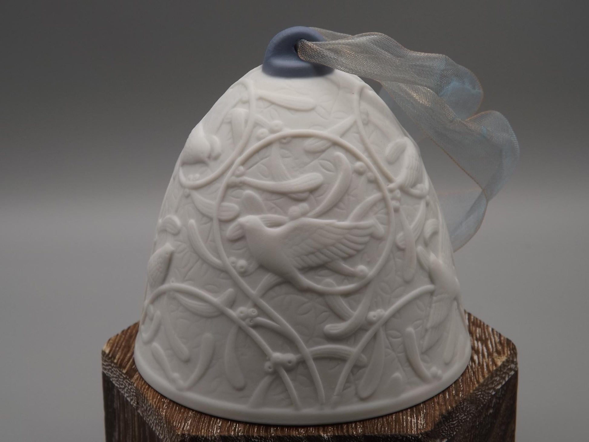 Vintage Lladro Christmas ornament bell Figurine #17617 with Box.