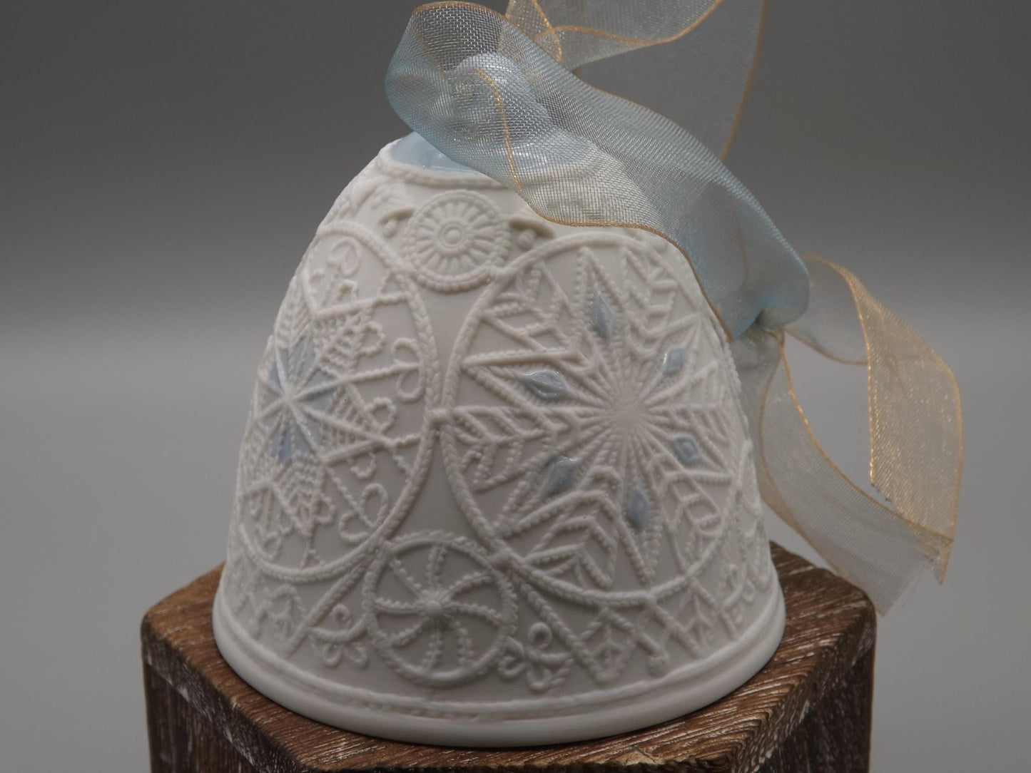 Vintage Lladro Christmas ornament bell Figurine #7162 with Box.