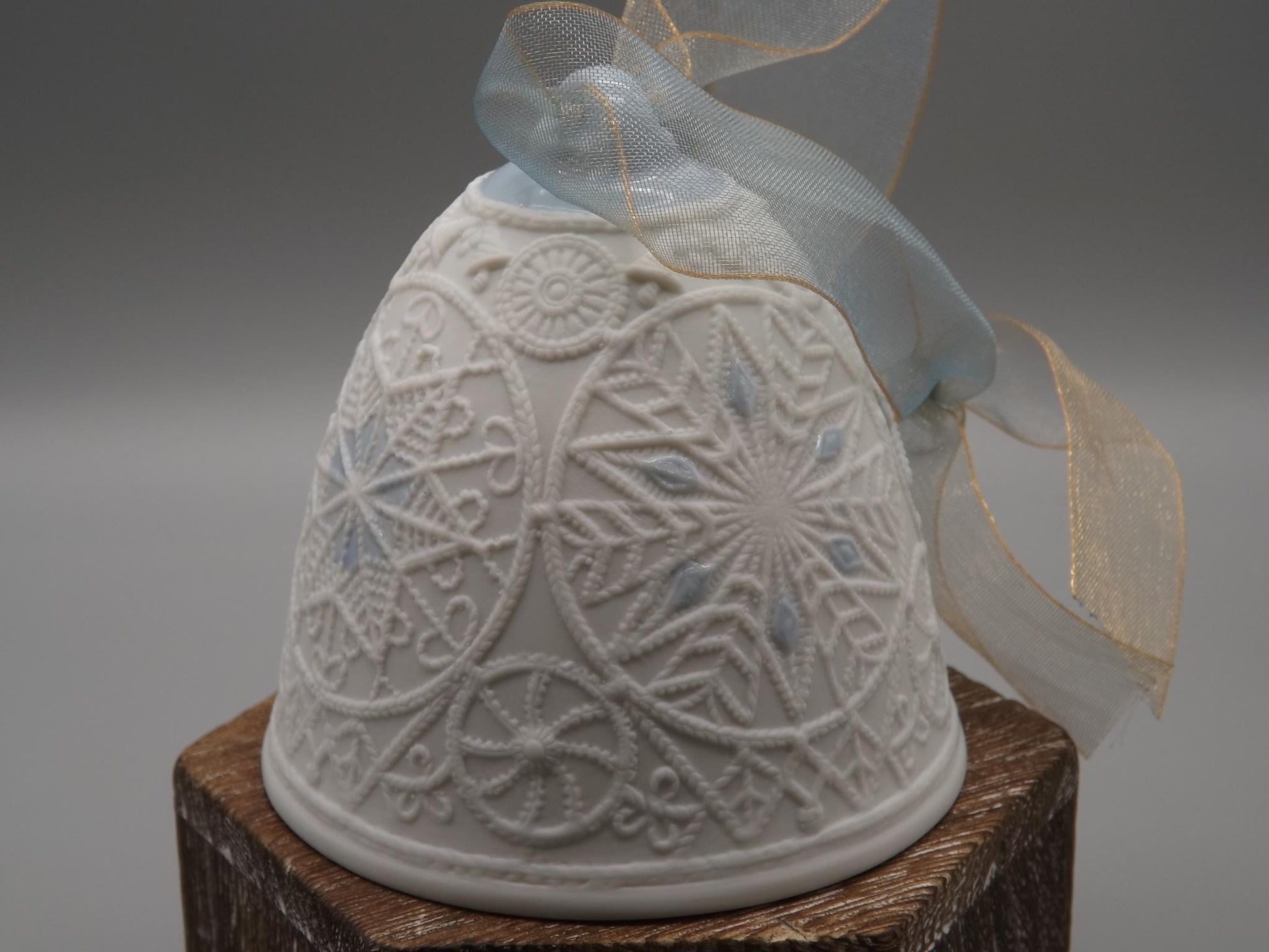 Vintage Lladro Christmas ornament bell Figurine #7162 with Box.