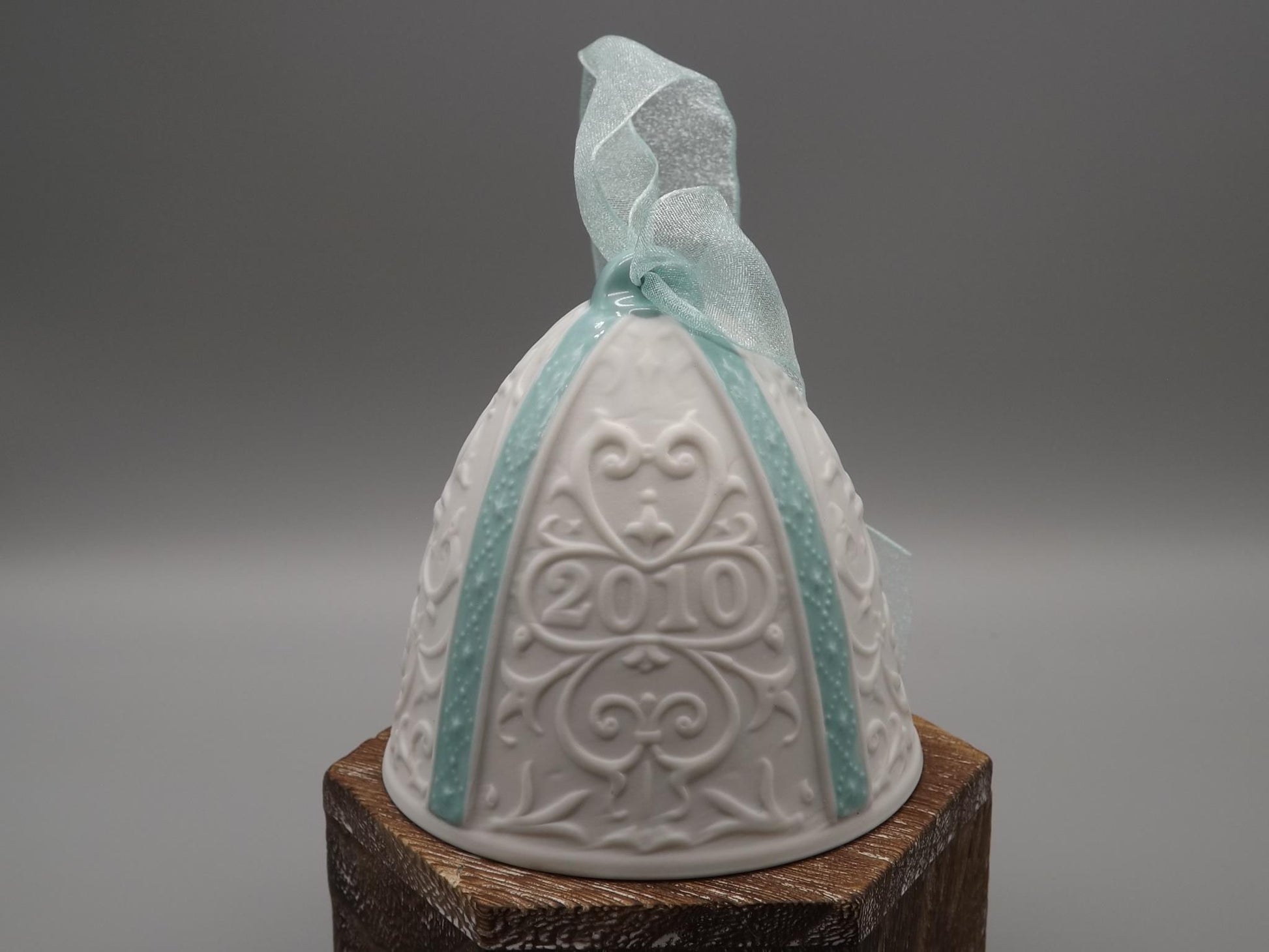 Vintage Lladro Christmas ornament bell Figurine #18340 with Box.