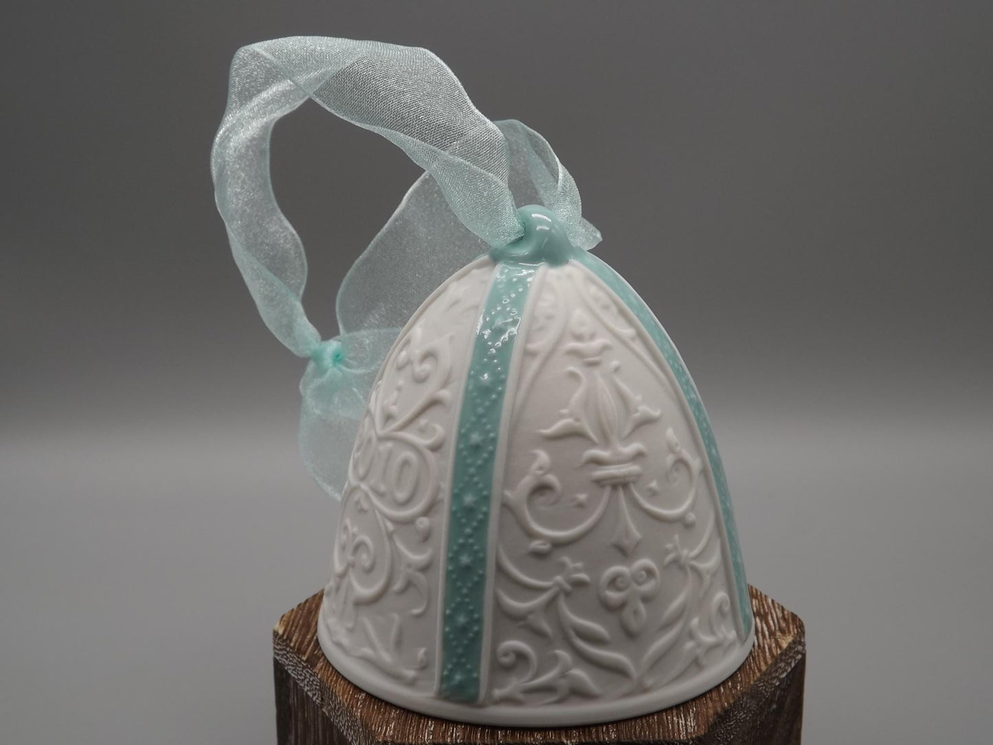 Vintage Lladro Christmas ornament bell Figurine #18340 with Box.