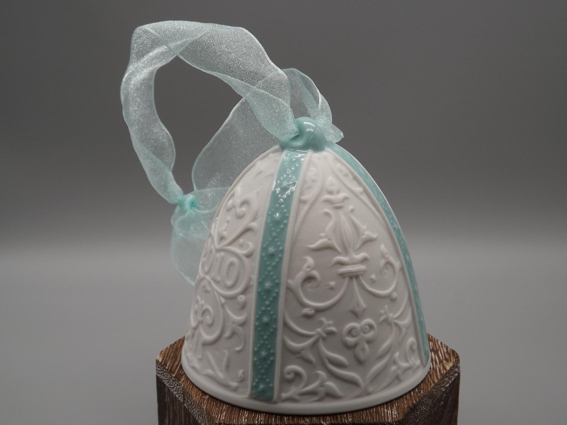 Vintage Lladro Christmas ornament bell Figurine #18340 with Box.