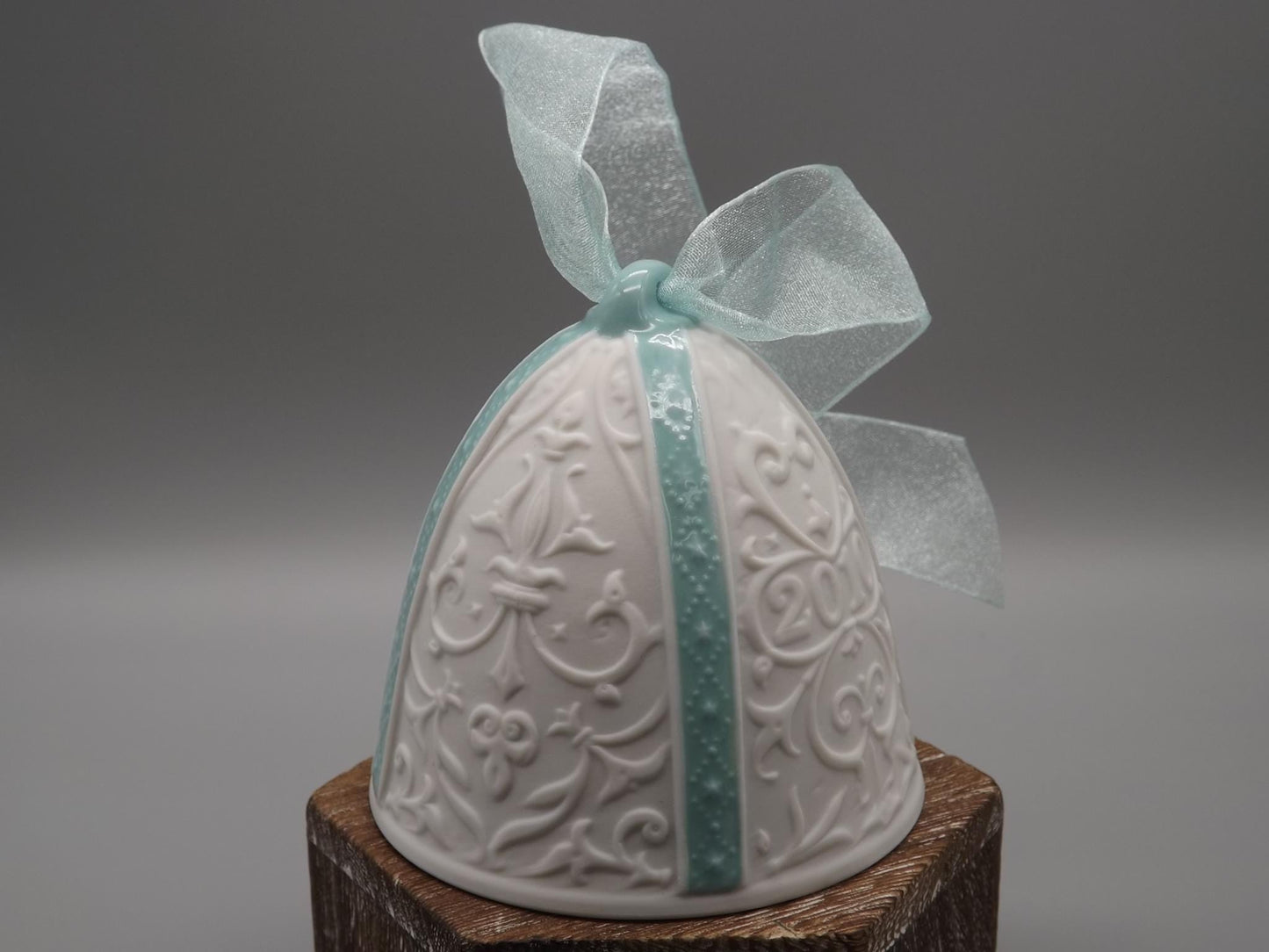 Vintage Lladro Christmas ornament bell Figurine #18340 with Box.