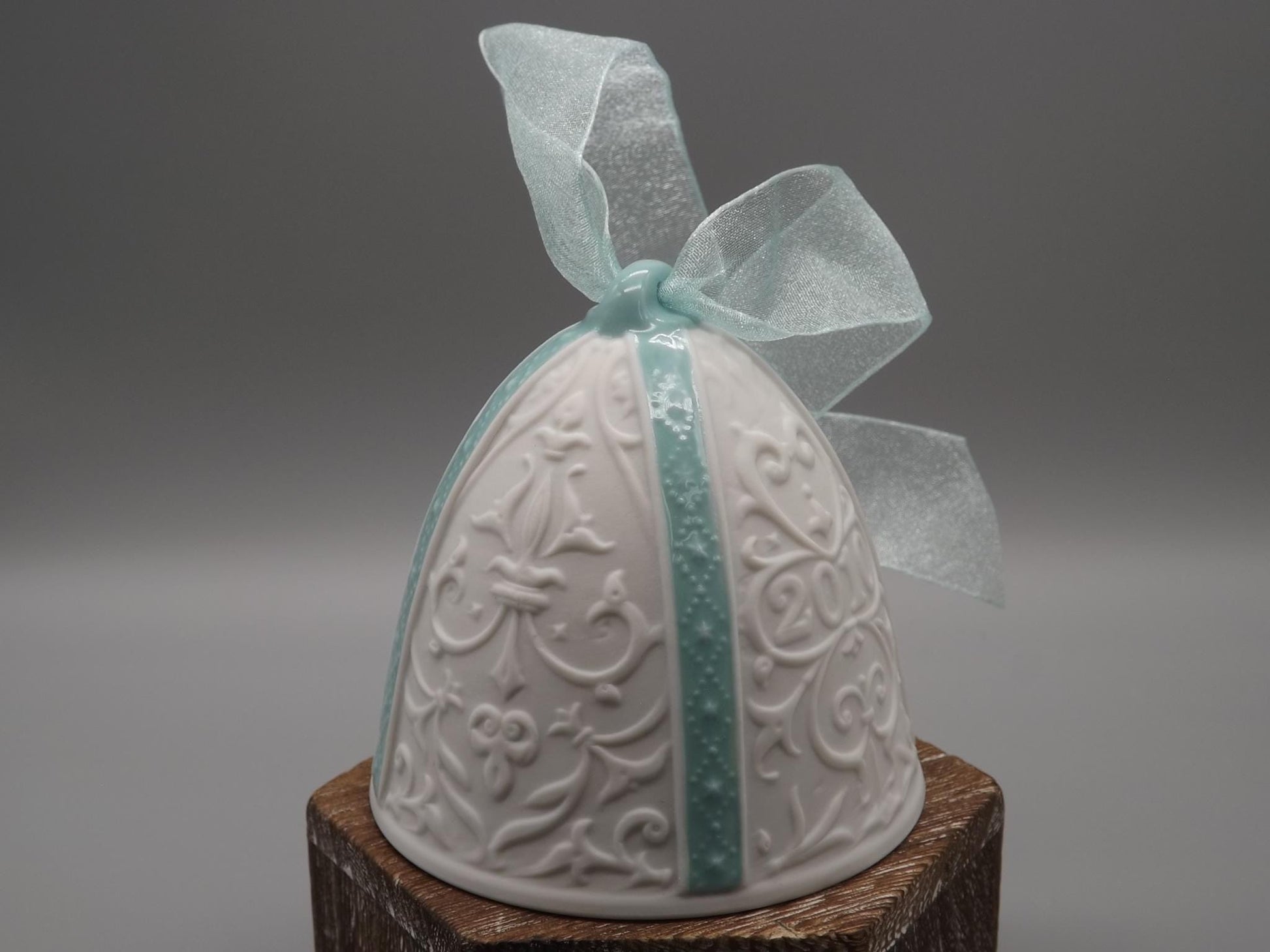 Vintage Lladro Christmas ornament bell Figurine #18340 with Box.