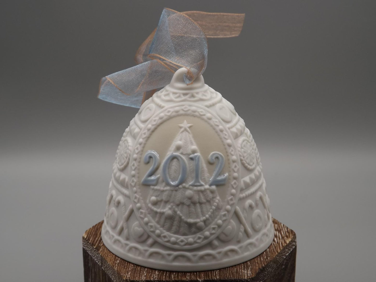 Vintage Lladro Christmas ornament bell Figurine #18358 with Box.