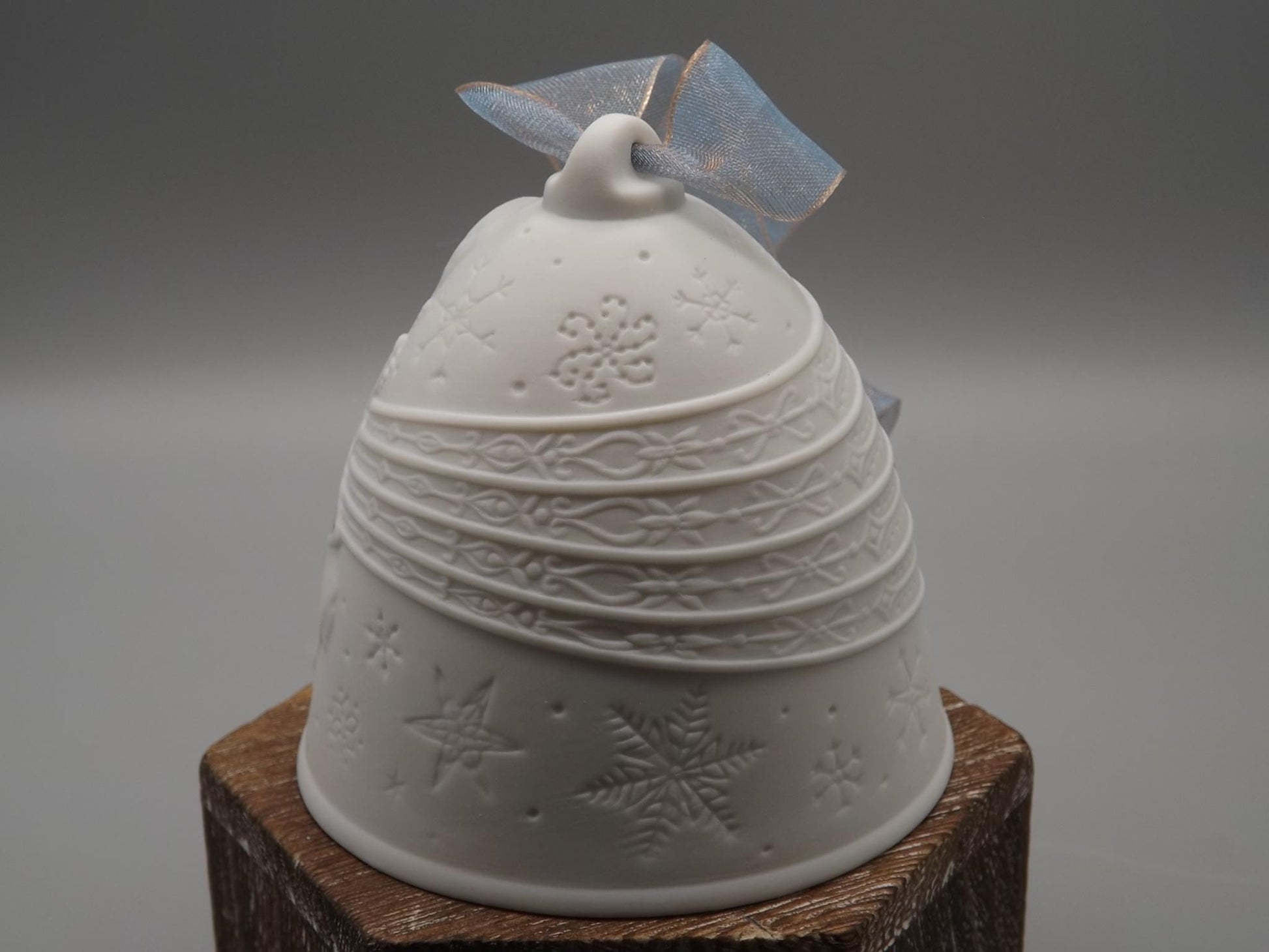 Vintage Lladro Christmas ornament bell Figurine #18376 with Box.