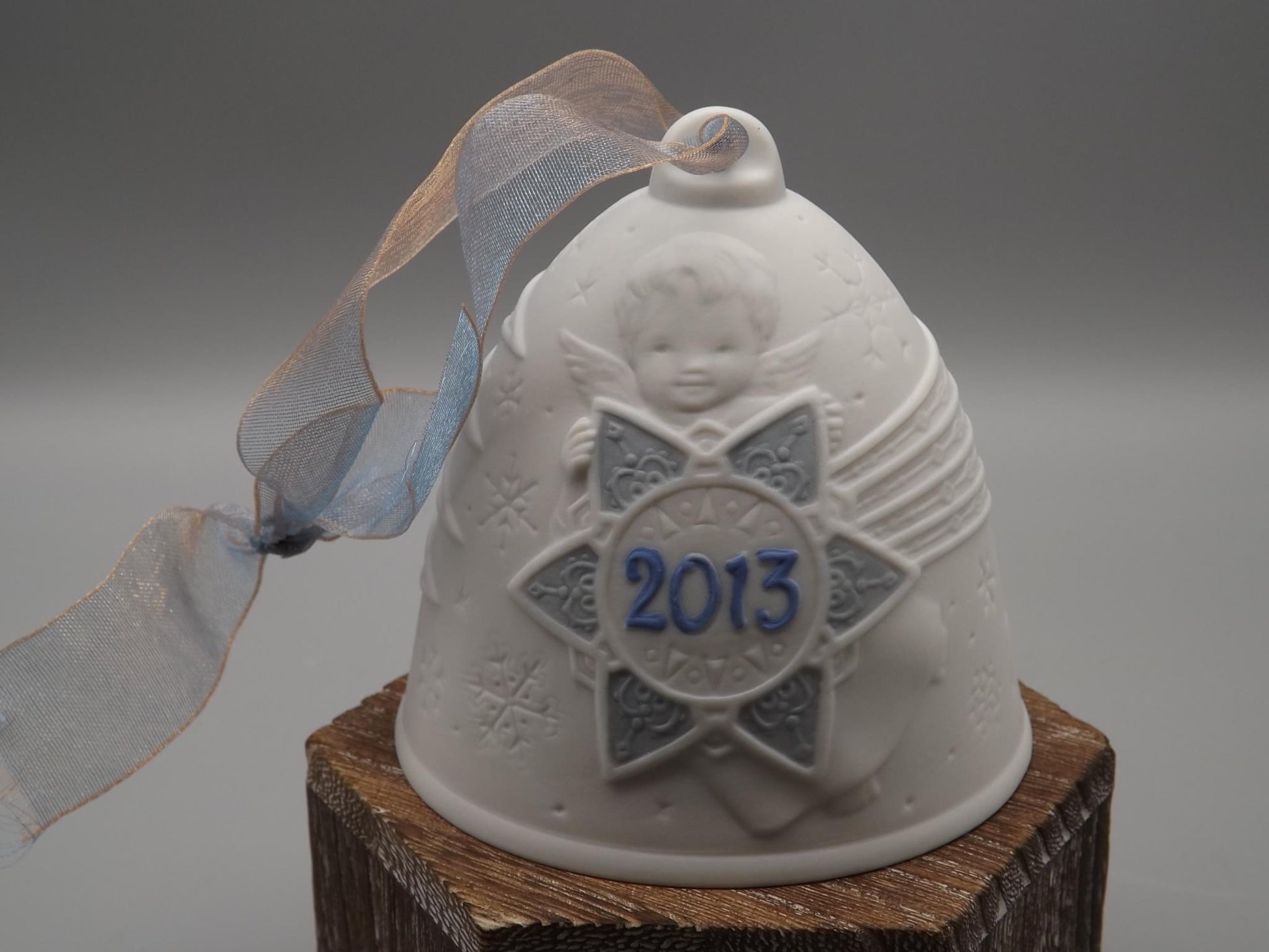 Vintage Lladro Christmas ornament bell Figurine #18376 with Box.