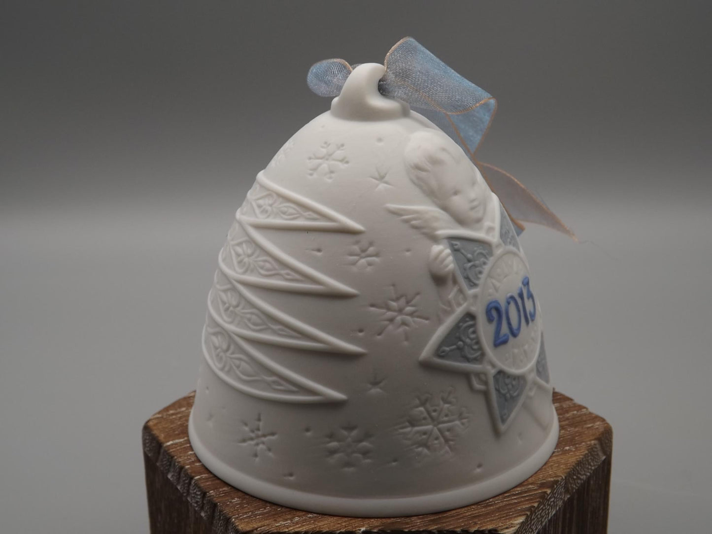 Vintage Lladro Christmas ornament bell Figurine #18376 with Box.