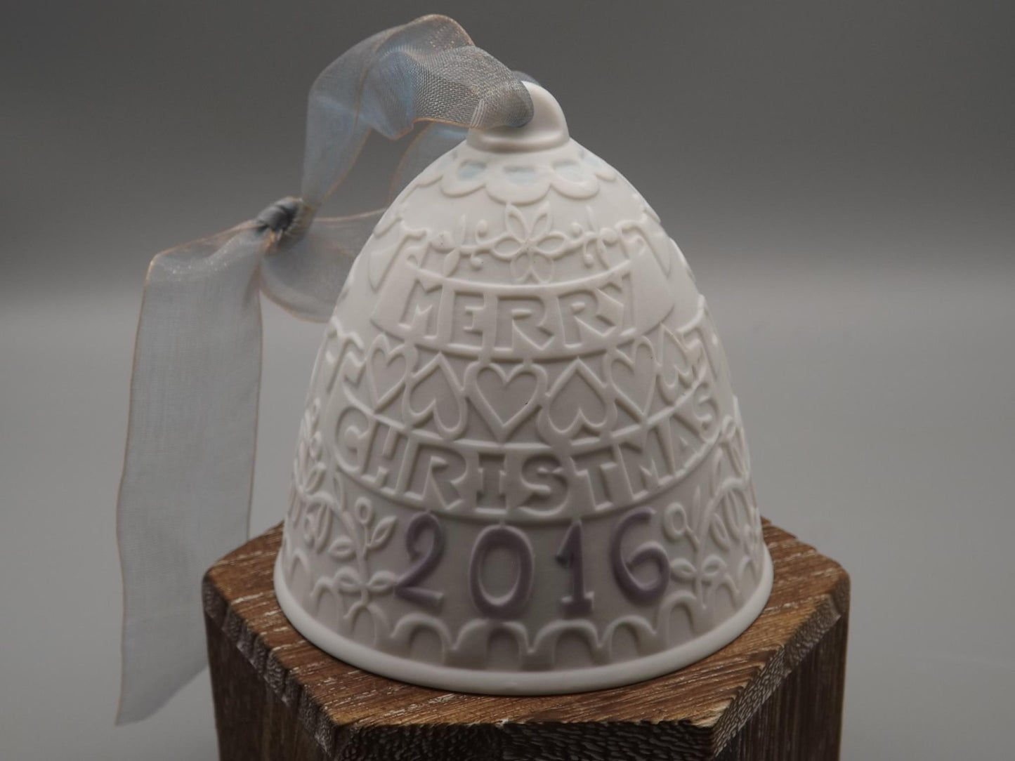 Vintage Lladro Christmas ornament bell Figurine #18409 with Box.