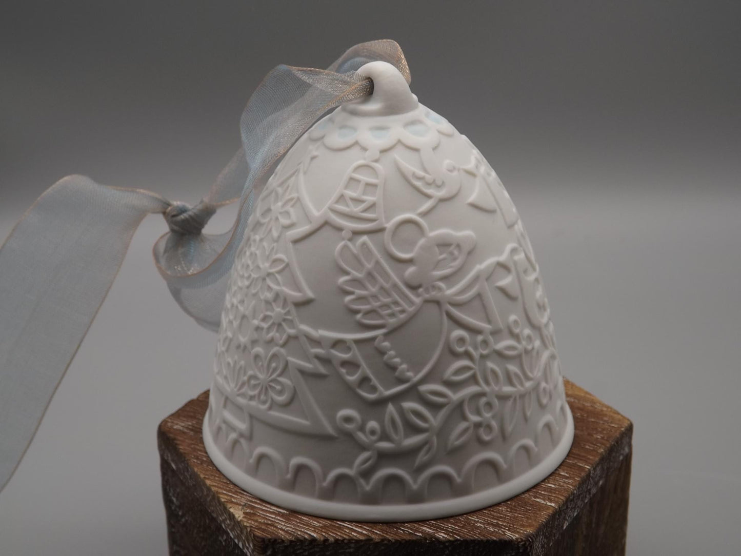 Vintage Lladro Christmas ornament bell Figurine #18409 with Box.