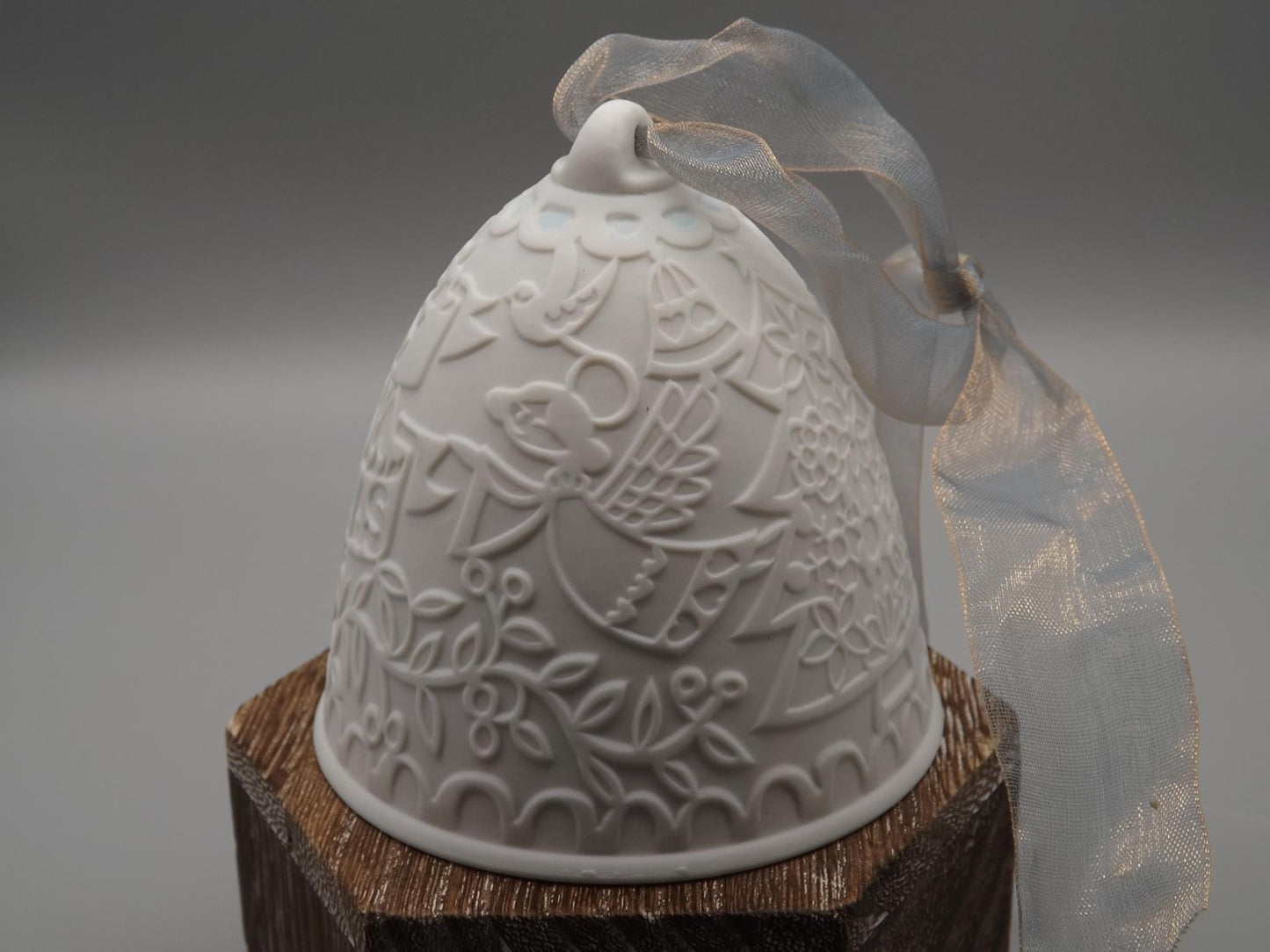 Vintage Lladro Christmas ornament bell Figurine #18409 with Box.