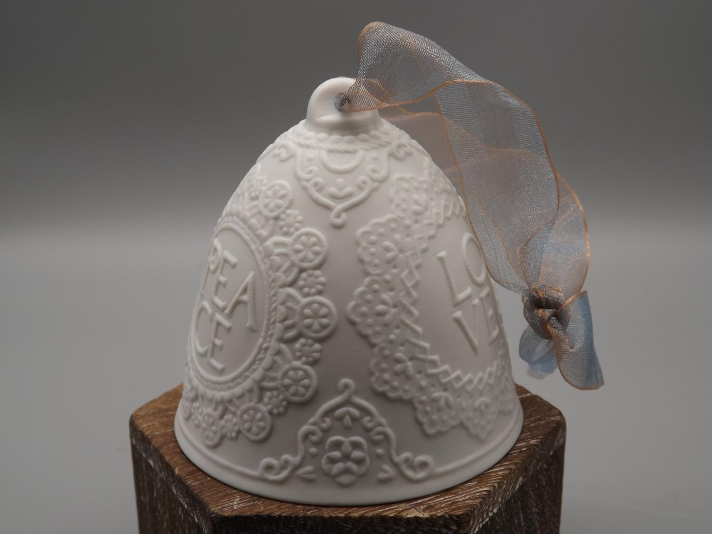 Vintage Lladro Christmas ornament bell Figurine #18426 with Box.