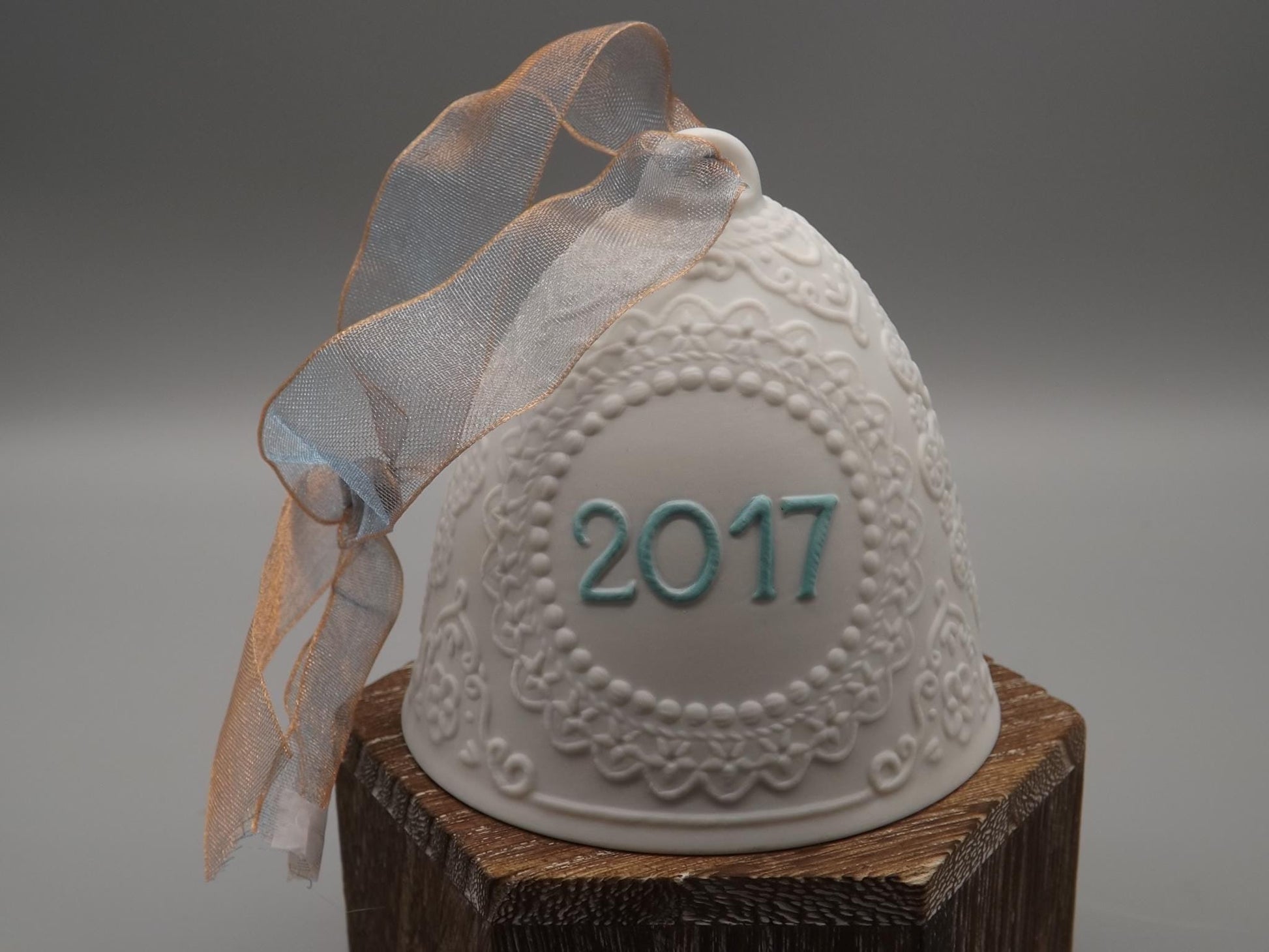 Vintage Lladro Christmas ornament bell Figurine #18426 with Box.